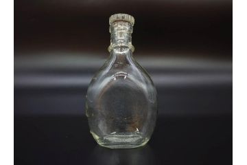 大正〜昭和初期　FEEDING BOTTLE　I.IWASAKI&CO.　レトロなディスプレイを盛り上げるエンボス瓶(哺乳瓶、ボトル、日本製、ガラス瓶)(R-077395)