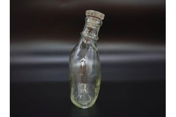 大正〜昭和初期　FEEDING BOTTLE　I.IWASAKI&CO.　レトロなディスプレイを盛り上げるエンボス瓶(哺乳瓶、ボトル、日本製、ガラス瓶)(R-077395)