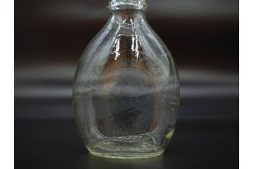 大正〜昭和初期　FEEDING BOTTLE　I.IWASAKI&CO.　レトロなディスプレイを盛り上げるエンボス瓶(哺乳瓶、ボトル、日本製、ガラス瓶)(R-077395)