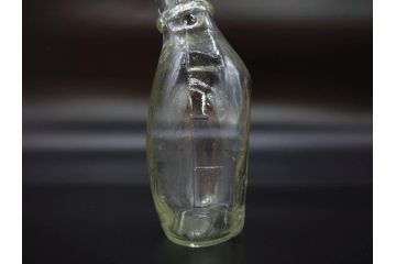 大正〜昭和初期　FEEDING BOTTLE　I.IWASAKI&CO.　レトロなディスプレイを盛り上げるエンボス瓶(哺乳瓶、ボトル、日本製、ガラス瓶)(R-077395)