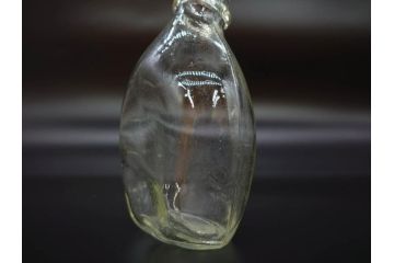 大正〜昭和初期　FEEDING BOTTLE　I.IWASAKI&CO.　レトロなディスプレイを盛り上げるエンボス瓶(哺乳瓶、ボトル、日本製、ガラス瓶)(R-077395)