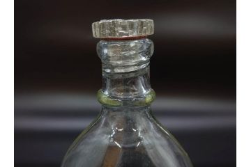 大正〜昭和初期　FEEDING BOTTLE　I.IWASAKI&CO.　レトロなディスプレイを盛り上げるエンボス瓶(哺乳瓶、ボトル、日本製、ガラス瓶)(R-077395)