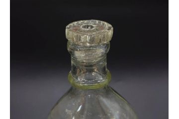 大正〜昭和初期　FEEDING BOTTLE　I.IWASAKI&CO.　レトロなディスプレイを盛り上げるエンボス瓶(哺乳瓶、ボトル、日本製、ガラス瓶)(R-077395)