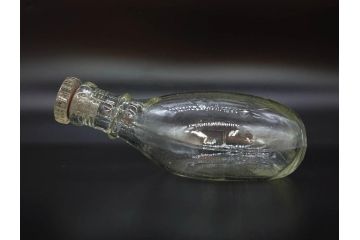大正〜昭和初期　FEEDING BOTTLE　I.IWASAKI&CO.　レトロなディスプレイを盛り上げるエンボス瓶(哺乳瓶、ボトル、日本製、ガラス瓶)(R-077395)