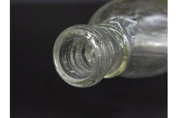大正〜昭和初期　FEEDING BOTTLE　I.IWASAKI&CO.　レトロなディスプレイを盛り上げるエンボス瓶(哺乳瓶、ボトル、日本製、ガラス瓶)(R-077395)