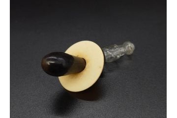 大正〜昭和初期　FEEDING BOTTLE　I.IWASAKI&CO.　レトロなディスプレイを盛り上げるエンボス瓶(哺乳瓶、ボトル、日本製、ガラス瓶)(R-077395)