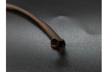 大正〜昭和初期　FEEDING BOTTLE　I.IWASAKI&CO.　レトロなディスプレイを盛り上げるエンボス瓶(哺乳瓶、ボトル、日本製、ガラス瓶)(R-077395)
