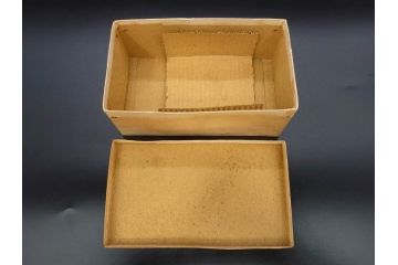 大正〜昭和初期　FEEDING BOTTLE　I.IWASAKI&CO.　レトロなディスプレイを盛り上げるエンボス瓶(哺乳瓶、ボトル、日本製、ガラス瓶)(R-077395)