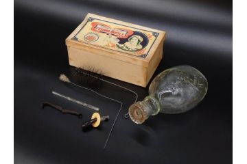 大正〜昭和初期　FEEDING BOTTLE　I.IWASAKI&CO.　レトロなディスプレイを盛り上げるエンボス瓶(哺乳瓶、ボトル、日本製、ガラス瓶)(R-077396)