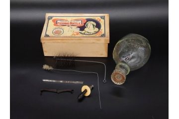 大正〜昭和初期　FEEDING BOTTLE　I.IWASAKI&CO.　レトロなディスプレイを盛り上げるエンボス瓶(哺乳瓶、ボトル、日本製、ガラス瓶)(R-077396)
