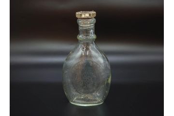 大正〜昭和初期　FEEDING BOTTLE　I.IWASAKI&CO.　レトロなディスプレイを盛り上げるエンボス瓶(哺乳瓶、ボトル、日本製、ガラス瓶)(R-077396)