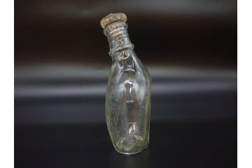 大正〜昭和初期　FEEDING BOTTLE　I.IWASAKI&CO.　レトロなディスプレイを盛り上げるエンボス瓶(哺乳瓶、ボトル、日本製、ガラス瓶)(R-077396)