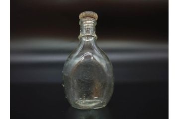 大正〜昭和初期　FEEDING BOTTLE　I.IWASAKI&CO.　レトロなディスプレイを盛り上げるエンボス瓶(哺乳瓶、ボトル、日本製、ガラス瓶)(R-077396)