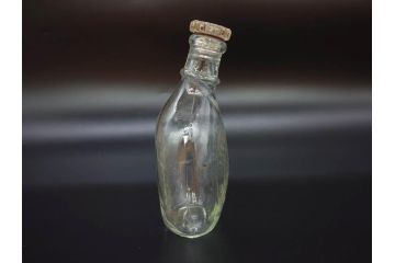 大正〜昭和初期　FEEDING BOTTLE　I.IWASAKI&CO.　レトロなディスプレイを盛り上げるエンボス瓶(哺乳瓶、ボトル、日本製、ガラス瓶)(R-077396)
