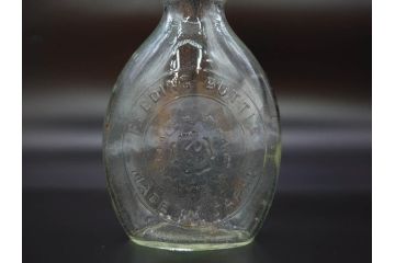 大正〜昭和初期　FEEDING BOTTLE　I.IWASAKI&CO.　レトロなディスプレイを盛り上げるエンボス瓶(哺乳瓶、ボトル、日本製、ガラス瓶)(R-077396)