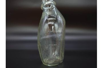 大正〜昭和初期　FEEDING BOTTLE　I.IWASAKI&CO.　レトロなディスプレイを盛り上げるエンボス瓶(哺乳瓶、ボトル、日本製、ガラス瓶)(R-077396)