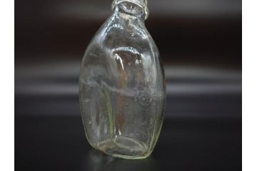 大正〜昭和初期　FEEDING BOTTLE　I.IWASAKI&CO.　レトロなディスプレイを盛り上げるエンボス瓶(哺乳瓶、ボトル、日本製、ガラス瓶)(R-077396)