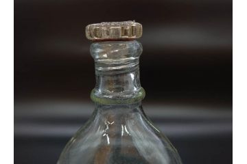 大正〜昭和初期　FEEDING BOTTLE　I.IWASAKI&CO.　レトロなディスプレイを盛り上げるエンボス瓶(哺乳瓶、ボトル、日本製、ガラス瓶)(R-077396)