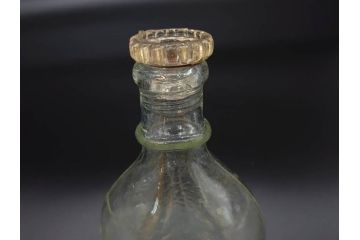 大正〜昭和初期　FEEDING BOTTLE　I.IWASAKI&CO.　レトロなディスプレイを盛り上げるエンボス瓶(哺乳瓶、ボトル、日本製、ガラス瓶)(R-077396)