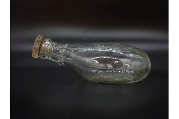 大正〜昭和初期　FEEDING BOTTLE　I.IWASAKI&CO.　レトロなディスプレイを盛り上げるエンボス瓶(哺乳瓶、ボトル、日本製、ガラス瓶)(R-077396)