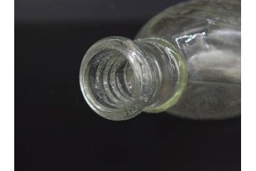 大正〜昭和初期　FEEDING BOTTLE　I.IWASAKI&CO.　レトロなディスプレイを盛り上げるエンボス瓶(哺乳瓶、ボトル、日本製、ガラス瓶)(R-077396)