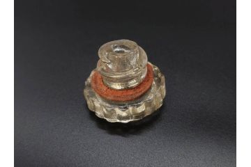 大正〜昭和初期　FEEDING BOTTLE　I.IWASAKI&CO.　レトロなディスプレイを盛り上げるエンボス瓶(哺乳瓶、ボトル、日本製、ガラス瓶)(R-077396)