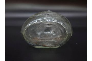 大正〜昭和初期　FEEDING BOTTLE　I.IWASAKI&CO.　レトロなディスプレイを盛り上げるエンボス瓶(哺乳瓶、ボトル、日本製、ガラス瓶)(R-077396)