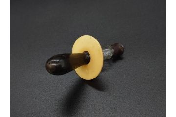 大正〜昭和初期　FEEDING BOTTLE　I.IWASAKI&CO.　レトロなディスプレイを盛り上げるエンボス瓶(哺乳瓶、ボトル、日本製、ガラス瓶)(R-077396)