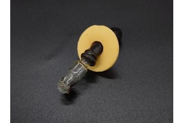 大正〜昭和初期　FEEDING BOTTLE　I.IWASAKI&CO.　レトロなディスプレイを盛り上げるエンボス瓶(哺乳瓶、ボトル、日本製、ガラス瓶)(R-077396)