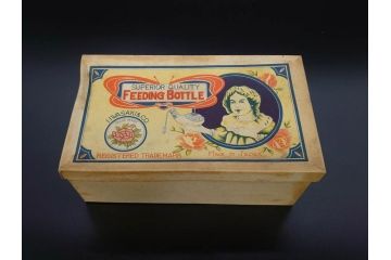 大正〜昭和初期　FEEDING BOTTLE　I.IWASAKI&CO.　レトロなディスプレイを盛り上げるエンボス瓶(哺乳瓶、ボトル、日本製、ガラス瓶)(R-077396)