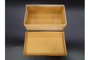 大正〜昭和初期　FEEDING BOTTLE　I.IWASAKI&CO.　レトロなディスプレイを盛り上げるエンボス瓶(哺乳瓶、ボトル、日本製、ガラス瓶)(R-077396)