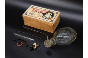 大正〜昭和初期　FEEDING BOTTLE　I.IWASAKI&CO.　レトロなディスプレイを盛り上げるエンボス瓶(哺乳瓶、ボトル、日本製、ガラス瓶)(R-077397)