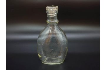 大正〜昭和初期　FEEDING BOTTLE　I.IWASAKI&CO.　レトロなディスプレイを盛り上げるエンボス瓶(哺乳瓶、ボトル、日本製、ガラス瓶)(R-077397)