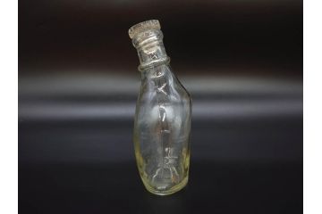 大正〜昭和初期　FEEDING BOTTLE　I.IWASAKI&CO.　レトロなディスプレイを盛り上げるエンボス瓶(哺乳瓶、ボトル、日本製、ガラス瓶)(R-077397)
