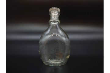 大正〜昭和初期　FEEDING BOTTLE　I.IWASAKI&CO.　レトロなディスプレイを盛り上げるエンボス瓶(哺乳瓶、ボトル、日本製、ガラス瓶)(R-077397)