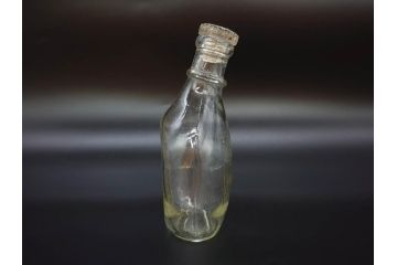 大正〜昭和初期　FEEDING BOTTLE　I.IWASAKI&CO.　レトロなディスプレイを盛り上げるエンボス瓶(哺乳瓶、ボトル、日本製、ガラス瓶)(R-077397)