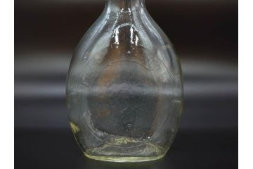 大正〜昭和初期　FEEDING BOTTLE　I.IWASAKI&CO.　レトロなディスプレイを盛り上げるエンボス瓶(哺乳瓶、ボトル、日本製、ガラス瓶)(R-077397)