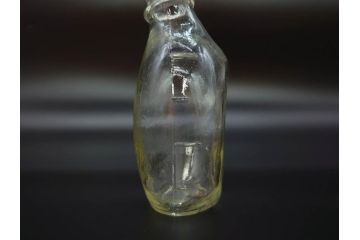 大正〜昭和初期　FEEDING BOTTLE　I.IWASAKI&CO.　レトロなディスプレイを盛り上げるエンボス瓶(哺乳瓶、ボトル、日本製、ガラス瓶)(R-077397)