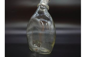 大正〜昭和初期　FEEDING BOTTLE　I.IWASAKI&CO.　レトロなディスプレイを盛り上げるエンボス瓶(哺乳瓶、ボトル、日本製、ガラス瓶)(R-077397)