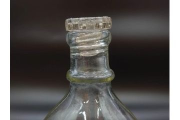 大正〜昭和初期　FEEDING BOTTLE　I.IWASAKI&CO.　レトロなディスプレイを盛り上げるエンボス瓶(哺乳瓶、ボトル、日本製、ガラス瓶)(R-077397)