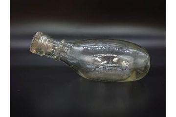 大正〜昭和初期　FEEDING BOTTLE　I.IWASAKI&CO.　レトロなディスプレイを盛り上げるエンボス瓶(哺乳瓶、ボトル、日本製、ガラス瓶)(R-077397)