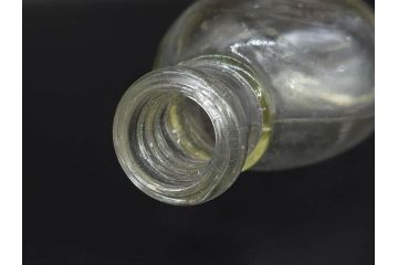 大正〜昭和初期　FEEDING BOTTLE　I.IWASAKI&CO.　レトロなディスプレイを盛り上げるエンボス瓶(哺乳瓶、ボトル、日本製、ガラス瓶)(R-077397)