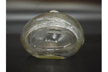 大正〜昭和初期　FEEDING BOTTLE　I.IWASAKI&CO.　レトロなディスプレイを盛り上げるエンボス瓶(哺乳瓶、ボトル、日本製、ガラス瓶)(R-077397)