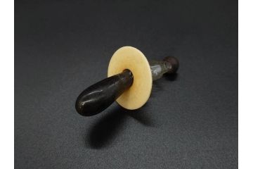 大正〜昭和初期　FEEDING BOTTLE　I.IWASAKI&CO.　レトロなディスプレイを盛り上げるエンボス瓶(哺乳瓶、ボトル、日本製、ガラス瓶)(R-077397)