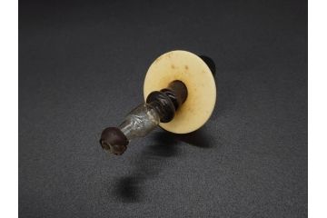大正〜昭和初期　FEEDING BOTTLE　I.IWASAKI&CO.　レトロなディスプレイを盛り上げるエンボス瓶(哺乳瓶、ボトル、日本製、ガラス瓶)(R-077397)