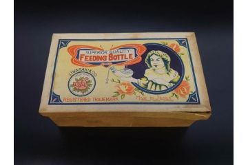 大正〜昭和初期　FEEDING BOTTLE　I.IWASAKI&CO.　レトロなディスプレイを盛り上げるエンボス瓶(哺乳瓶、ボトル、日本製、ガラス瓶)(R-077397)