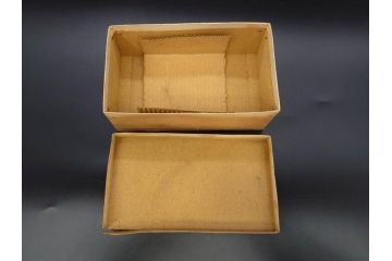 大正〜昭和初期　FEEDING BOTTLE　I.IWASAKI&CO.　レトロなディスプレイを盛り上げるエンボス瓶(哺乳瓶、ボトル、日本製、ガラス瓶)(R-077397)