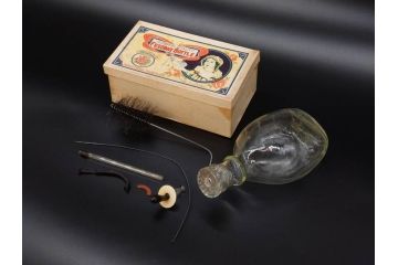 大正〜昭和初期　FEEDING BOTTLE　I.IWASAKI&CO.　レトロなディスプレイを盛り上げるエンボス瓶(哺乳瓶、ボトル、日本製、ガラス瓶)(R-077398)
