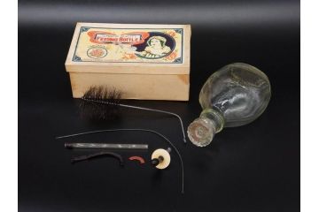 大正〜昭和初期　FEEDING BOTTLE　I.IWASAKI&CO.　レトロなディスプレイを盛り上げるエンボス瓶(哺乳瓶、ボトル、日本製、ガラス瓶)(R-077398)