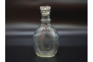 大正〜昭和初期　FEEDING BOTTLE　I.IWASAKI&CO.　レトロなディスプレイを盛り上げるエンボス瓶(哺乳瓶、ボトル、日本製、ガラス瓶)(R-077398)
